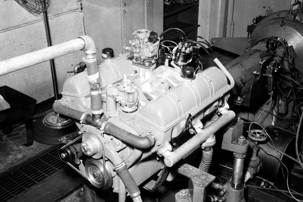 1949-Kaiser-Frazer-V8-engine.jpg