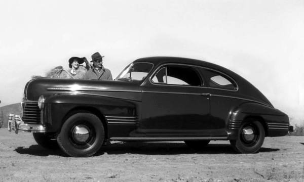 1941-Pontiac-Streamliner-Torpedo-Six-Sedan-Coupe.jpg